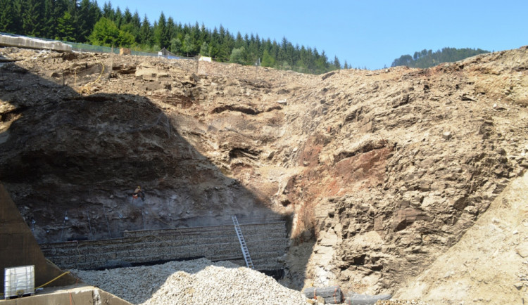 FOTO: Dolní nádrž Dlouhých strání je poprvé vypuštěna, dělníci tam vyztužují skalní svah