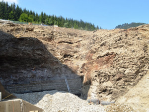 FOTO: Dolní nádrž Dlouhých strání je poprvé vypuštěna, dělníci tam vyztužují skalní svah