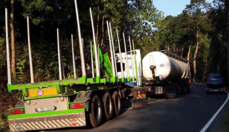 Cisterna se srazila s vozidlem pro přepravu klád. Jeden z řidičů byl při nehodě zraněn