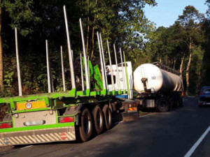 Cisterna se srazila s vozidlem pro přepravu klád. Jeden z řidičů byl při nehodě zraněn