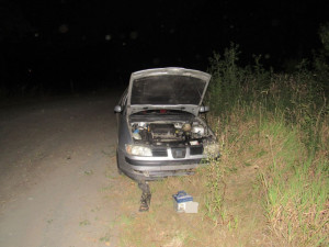 Opilý osmnáctiletý mladík vzal auto přítelkyni, pak s ním narazil do betonové skruže
