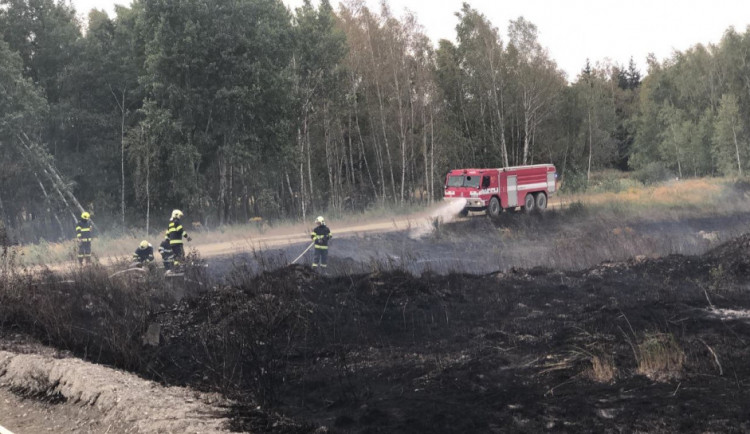 Ve vojenském újezdu Libavá hořelo. Požár likvidovalo sedm jednotek hasičů