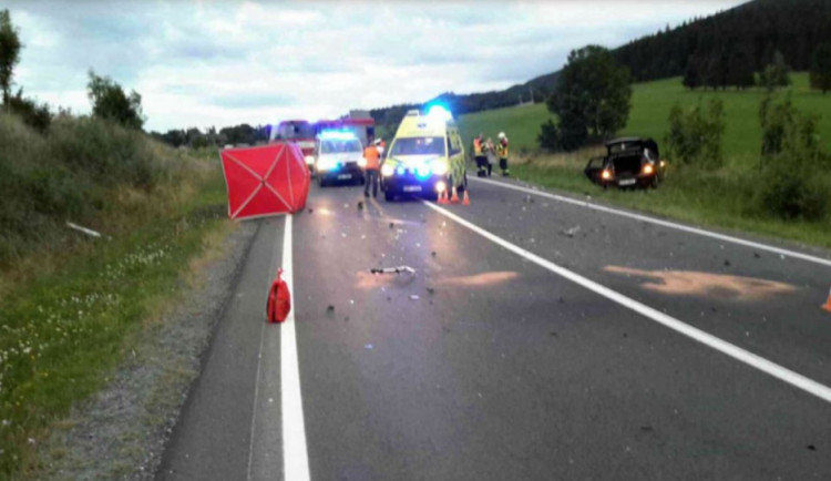 Osobní auto se srazilo s motorkářem, ten byl na místě mrtvý, další osoby se zranily
