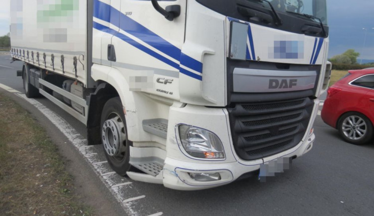 Řidič náklaďáku narazil do auta před sebou na kruháči u Globusu, byl opilý