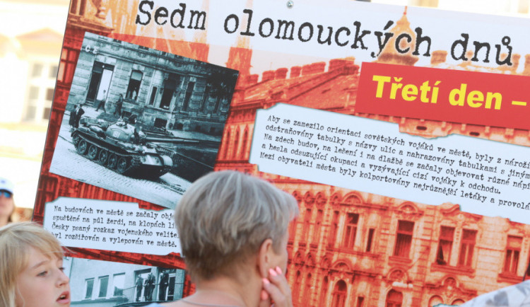 Na Horním náměstí je k vidění výstava fotografií, která připomíná události roku 1968