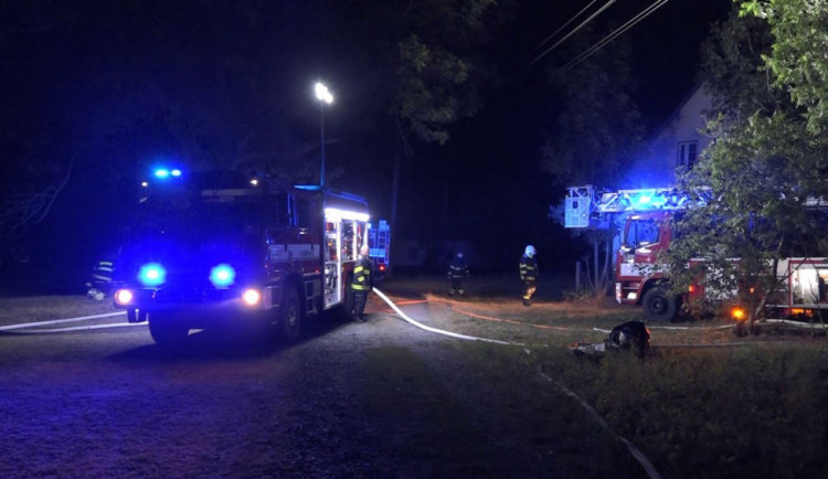Téměř šedesát hasičů zasahovalo u požáru rodinného domu. V plamenech uhynula domácí zvířata