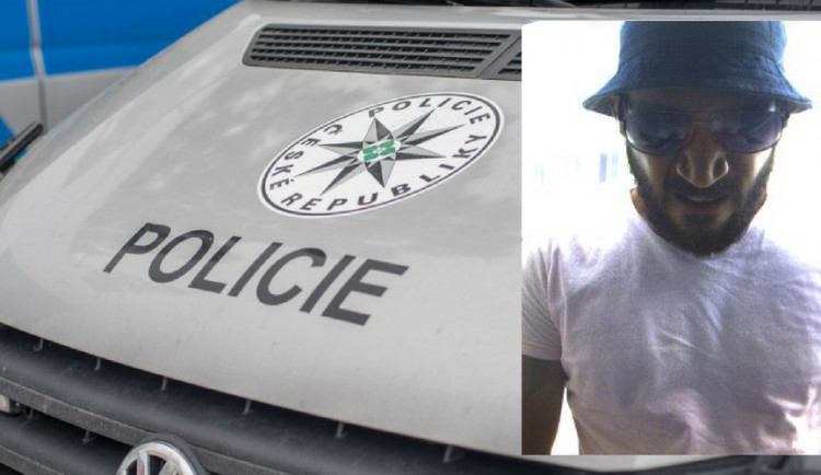 Policie pátrá po totožnosti muže, který vybral kradenou platební kartou 15 000 korun