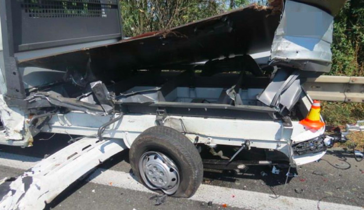 Policie hledá řidiče náklaďáku, který na dálnici u Litovle zavinil nehodu tří aut