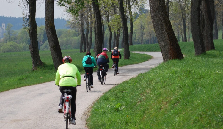Jižní Čechy můžete projet i na elektrokole. Síť půjčoven se opět rozšířila