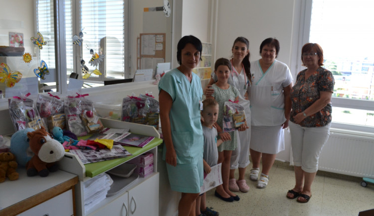 Nemocnice v Prostějově i Šternberku dostaly dárky pro předčasně narozené děti