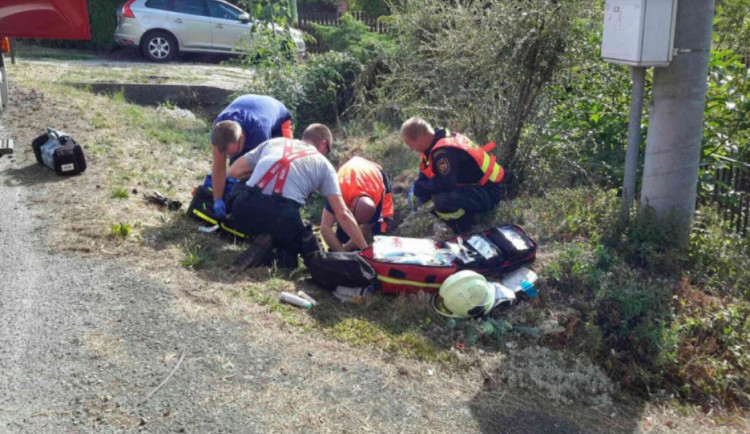 Motorkářka zůstala po nehodě zaklíněná pod mostem. Vyprostit ji museli hasiči