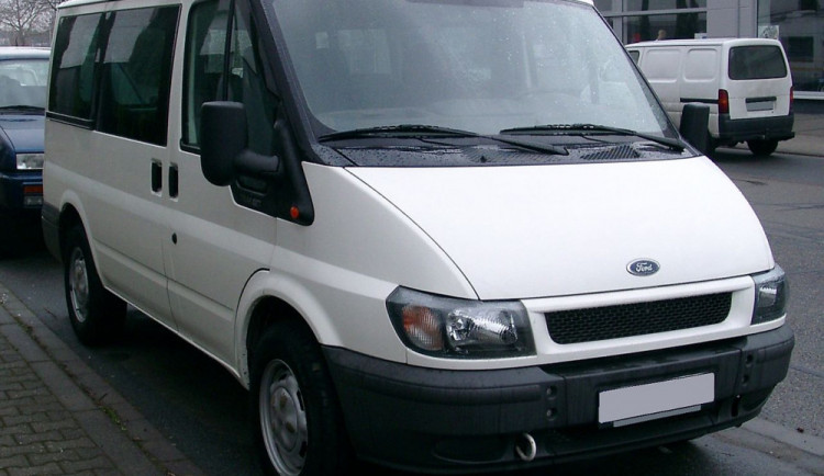 Mladá řidička srazila při couvání Transitem seniorku, je podezřelá z těžkého ublížení na zdraví