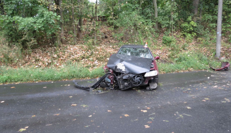 Mladý řidič dostal na mokré vozovce smyk, skončil v betonovém sloupku vedle silnice