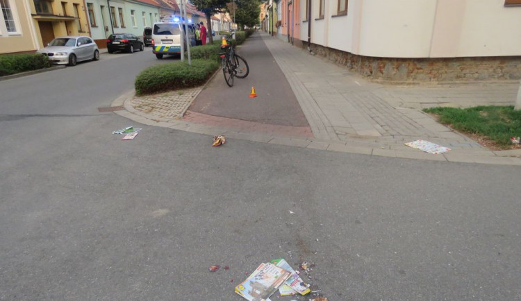 Cyklista najížděl z chodníku na stezku, kde srazil cyklistku a ujel. Žena skončila v nemocnici