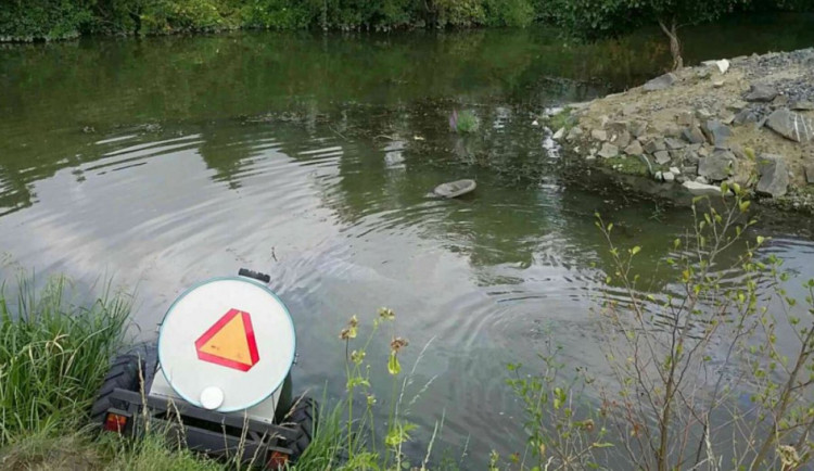 Malotraktor havaroval a skončil v řece. Nad hladinou zůstala jen část vlečky