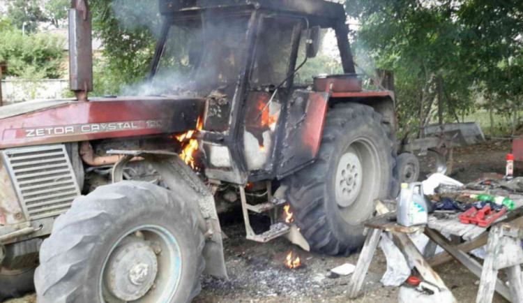 AKTUÁLNĚ: U požáru traktoru zasahují dvě jednotky hasičů. Oheň zasáhl i kabinu