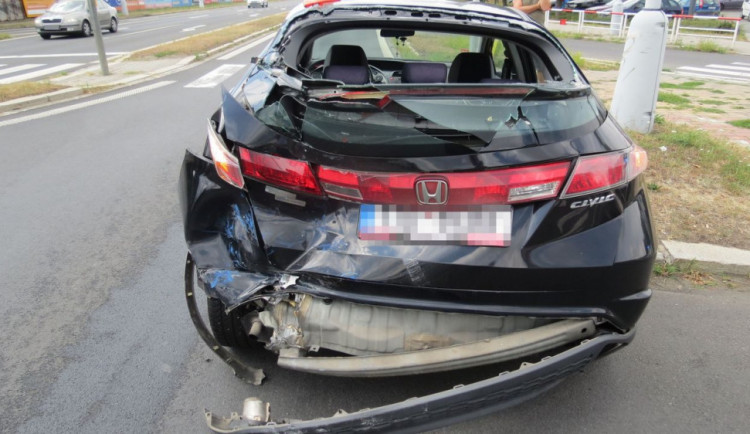 Řidič autobusu nedobrzdil a zezadu narazil do osobního auta, kde se zranila spolujezdkyně
