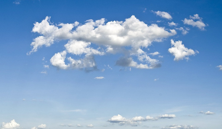 POČASÍ NA ČTVRTEK: Teploty lehce pod třicet a jasná obloha