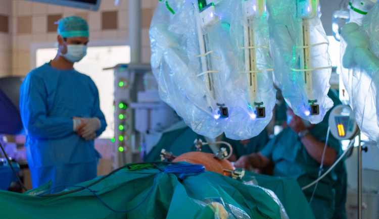 Ve Fakultní nemocnici mají nejnovější verzi robotického systému da Vinci Xi