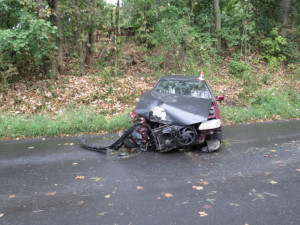 Mladý řidič dostal na mokré vozovce smyk, skončil v betonovém sloupku vedle silnice