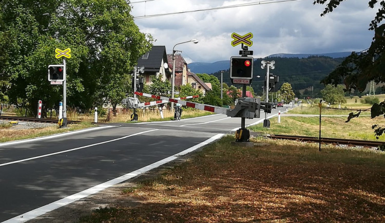 Policisté dohlíželi na chování řidičů na železničních přejezdech. Zjistili jedenáct přestupků