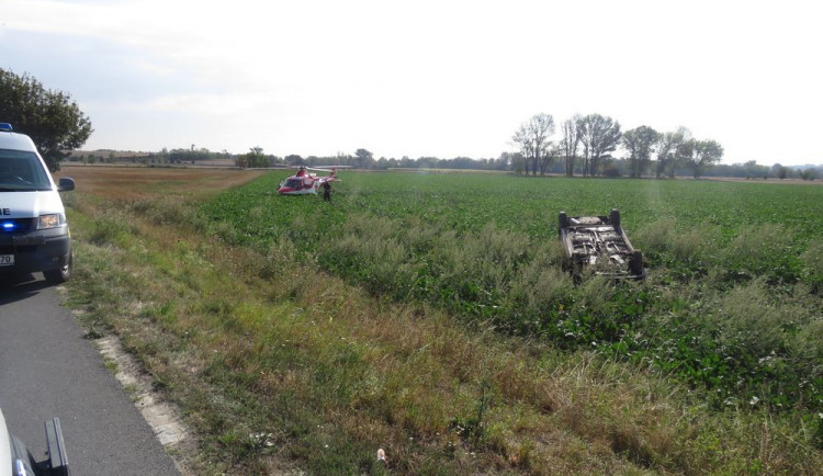 Dvaaosmdesátiletý řidič se vyhýbal zajíci. Při manévru převrátil auto na střechu