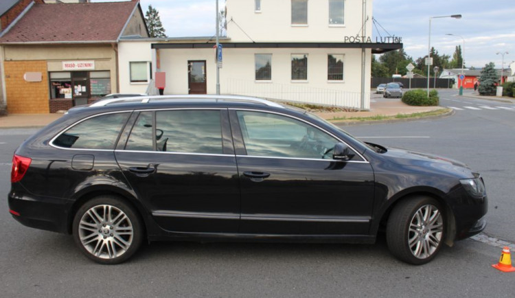 Řidič auta srazil motorkáře, který měl přednost, teď mu hrozí až rok ve vězení