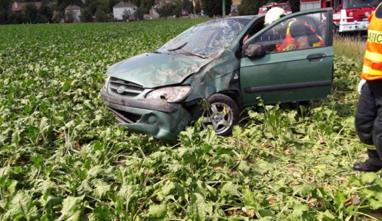 Osobní auto dnes skončilo v poli u Slatinic, řidič se zranil