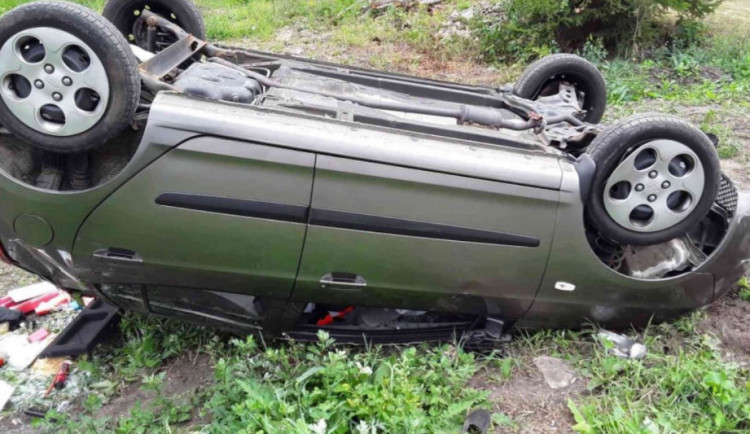 Policie, hasiči i záchranáři zasahovali u auta, které skončilo na střeše mimo silnici