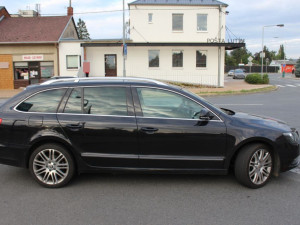 Řidič auta srazil motorkáře, který měl přednost, teď mu hrozí až rok ve vězení