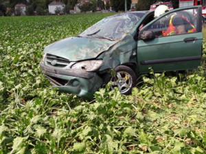 Osobní auto dnes skončilo v poli u Slatinic, řidič se zranil