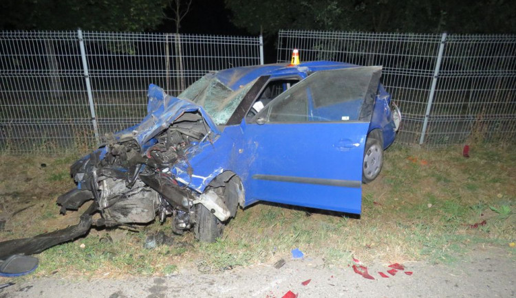 Třicetiletý řidič naboural do stromu, zranil sebe i dvě mladé spolujezdkyně