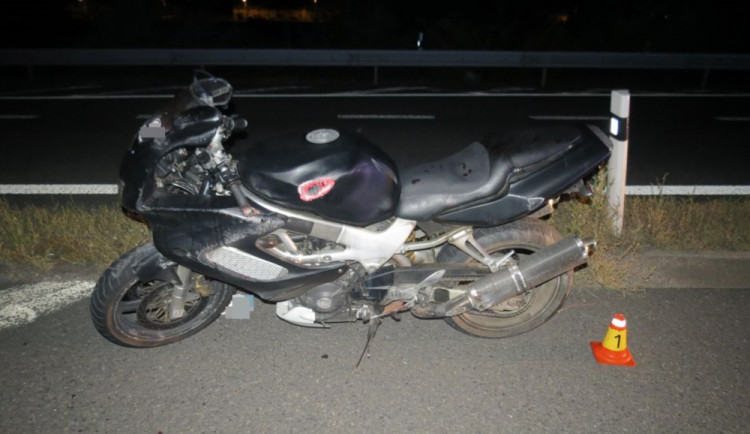 Motorkář dnes v noci boural mezi Olomoucí a Velkým Týncem, je zraněný