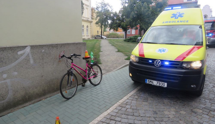 Dvě cyklistky se srazily na chodníku, obě byly převezeny do nemocnice