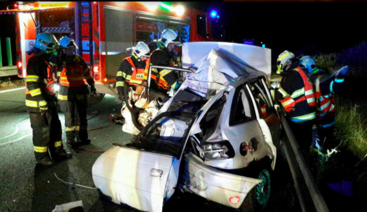 Na dálnici u Příkaz se střetl osobák s náklaďákem, zraněného řidiče museli z vraku vozu vyprostit hasiči