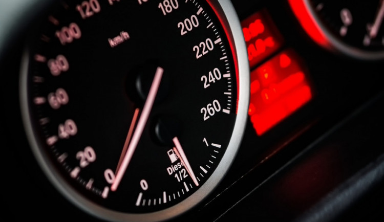 Cizinec jel v noci se zhasnutými světly. Nadýchal přes dvě promile