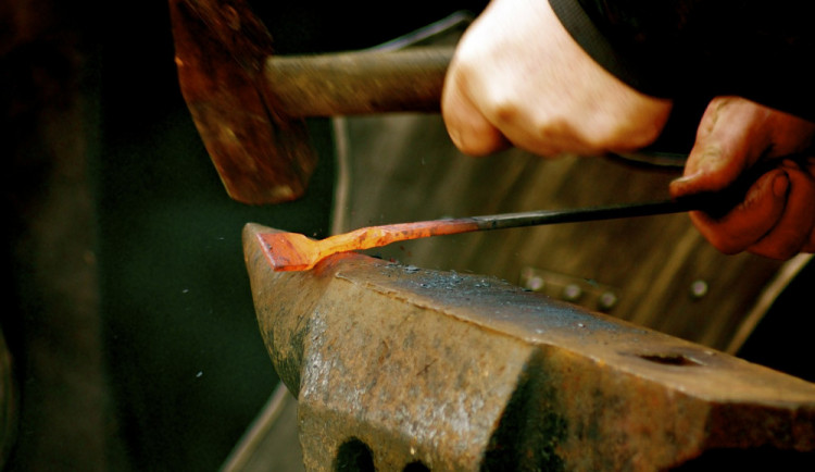 Kováři budou během týdenního sympozia kovat obří plastiku, která natrvalo ozdobí Helfštýn