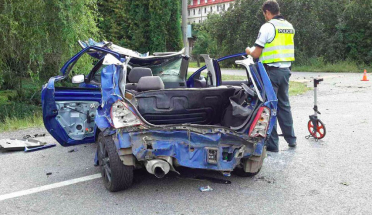 FOTO: Při nehodě osobního auta nedaleko Bouzova se zranily tři osoby, řidič byl opilý