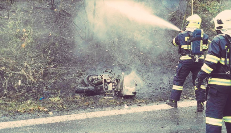 Při nehodě motorkáře s osobním autem shořely oba stroje, motorkář se zranil