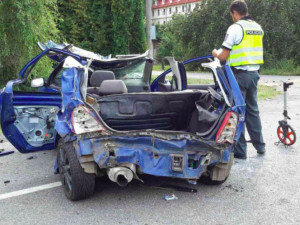 FOTO: Při nehodě osobního auta nedaleko Bouzova se zranily tři osoby, řidič byl opilý