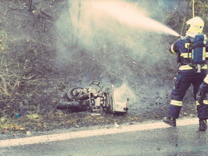Při nehodě motorkáře s osobním autem shořely oba stroje, motorkář se zranil