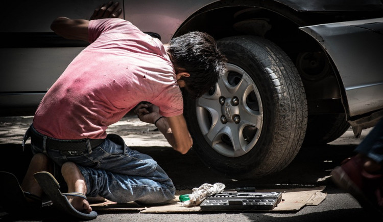 Automechanik se zákazem řízení jezdil krajem v opravovaném BMW, dvakrát ho chytila policie