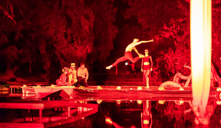 FOTO: Řeka má duši. Festival na vodě přilákal k jezírku ve Smetanových sadech stovky diváků