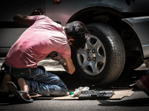 Automechanik se zákazem řízení jezdil krajem v opravovaném BMW, dvakrát ho chytila policie