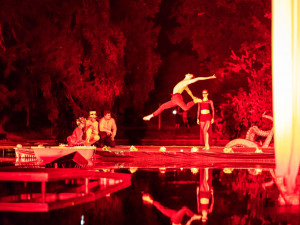 FOTO: Řeka má duši. Festival na vodě přilákal k jezírku ve Smetanových sadech stovky diváků