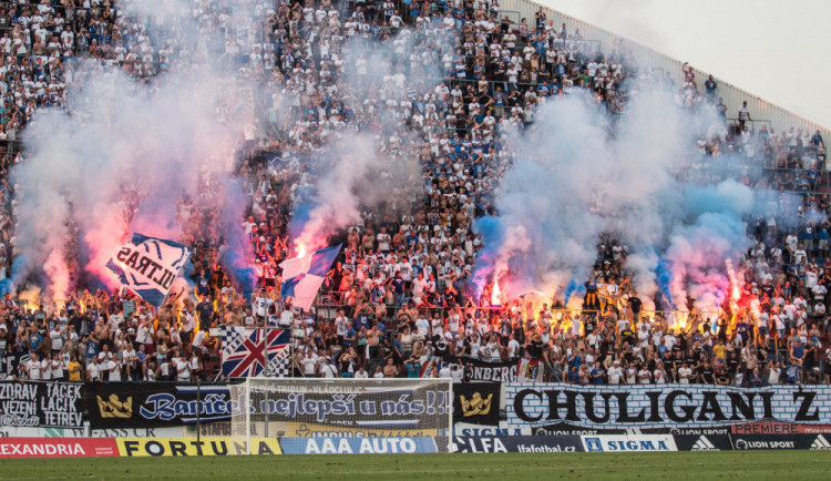 FOTOGALERIE: Sigma padla s Baníkem na hřišti i na tribunách. Tady jsou fotky