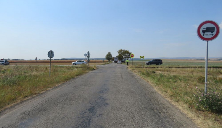 Řidička nedala na křižovatce u Smržic přednost motorkáři, ten skončil zraněný v poli