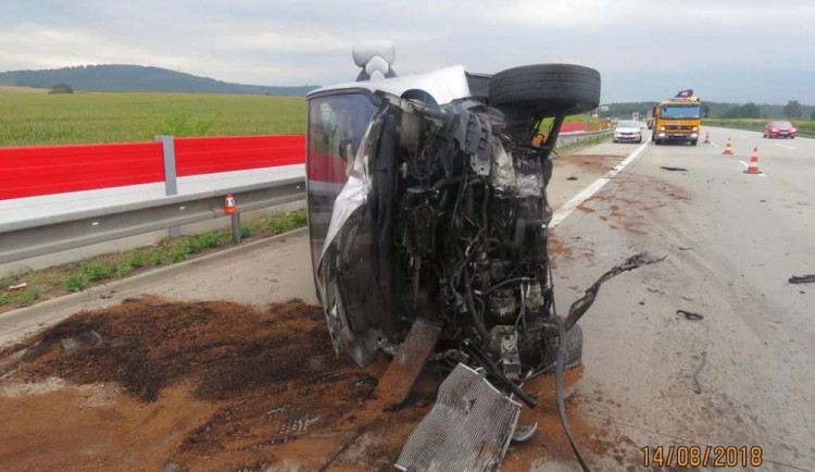 FOTO: Policie pátrá zřejmě po řidičce, která vytlačila auto ke svodidlům, zavinila nehodu a ujela