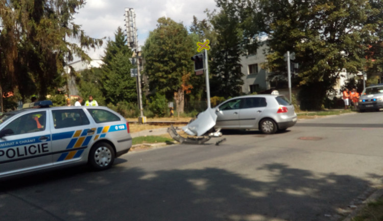 V Olomouci se srazil vlak s vozidlem autoškoly