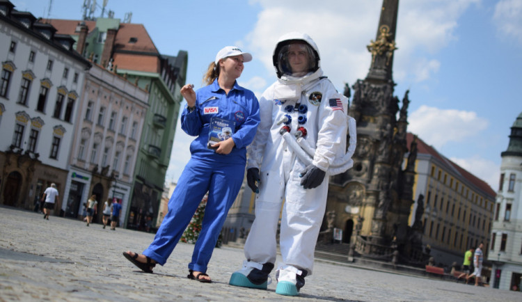 FOTO/SOUTĚŽ: Olomouc navštívil astronaut, lákal na probíhající vesmírnou výstavu. Vyhrajte na ni lístky!